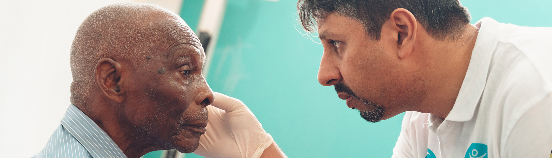 Ein Arzt von Humanity First untersucht die Augen eines älteren Mannes