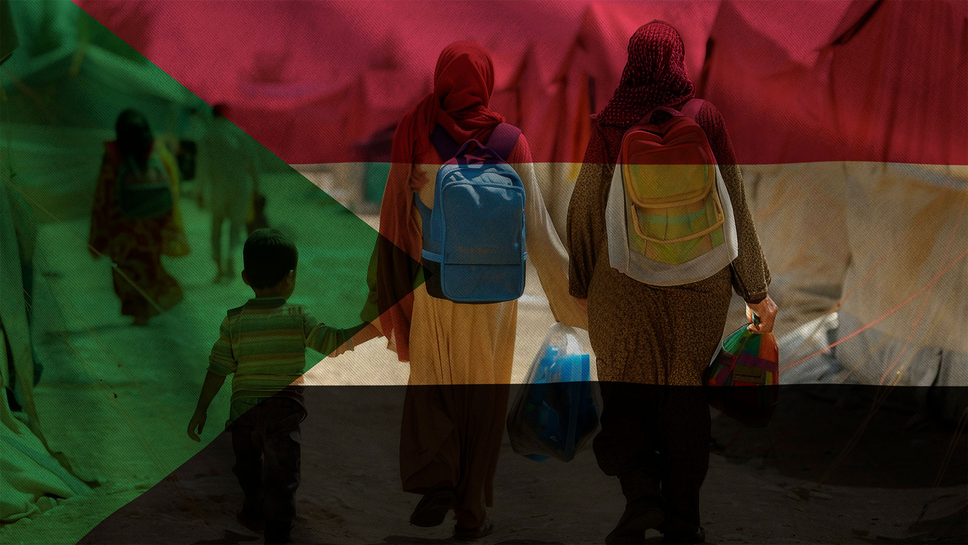 Eine Familie auf dem Weg durch ein Zeltlager im Sudan